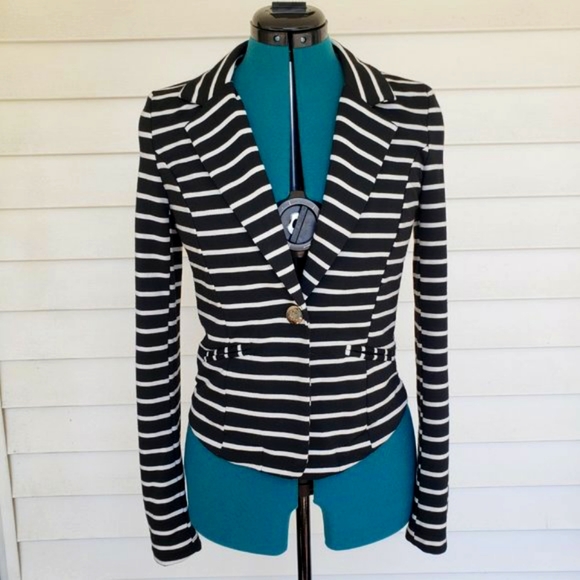 B&W Stripped Cropped Blazer - Picture 3 of 9